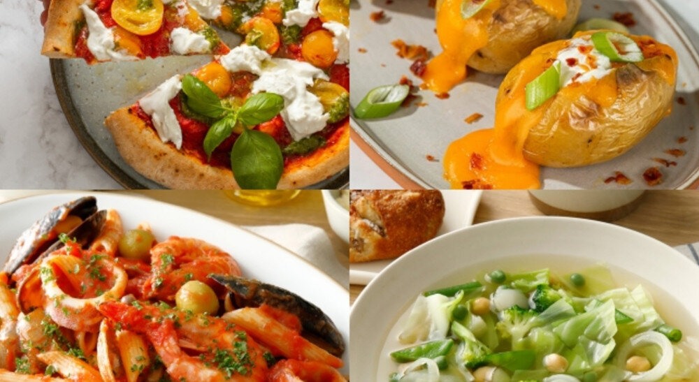 KUCHNIA MIKROFALOWA PANASONIC NN-GD34QWEPG Kolaż czterech gotowych dań: w lewym górnym rogu pizza z pomidorkami i mozzarellą, w prawym górnym pieczone ziemniaki z serem i szczypiorkiem, w lewym dolnym makaron z owocami morza, w prawym dolnym lekka warzywna zupa automatyczne programy gotowania model GD34 funkcja grilla automatyczne rozmrażanie podgrzewanie dań mrożonych i chłodnych ziemniaki w mundurkach zapiekanka ryżowa rezultaty łatwa obsługa program Auto Clean łatwe czyszczenie