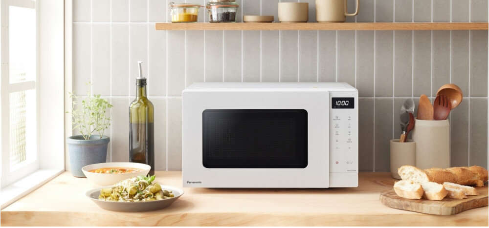 KUCHNIA MIKROFALOWA PANASONIC NN-ST21QWEPG lifestyle kuchnia blat półka dekoracje kuchenne akcesoria drewniane