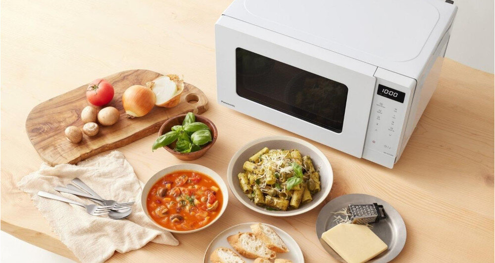 KUCHNIA MIKROFALOWA PANASONIC NN-ST21QWEPG bok zamknięta deska drewniana potrawy warzywa sztućce poziomy mocy rozmrażanie podgrzewanie