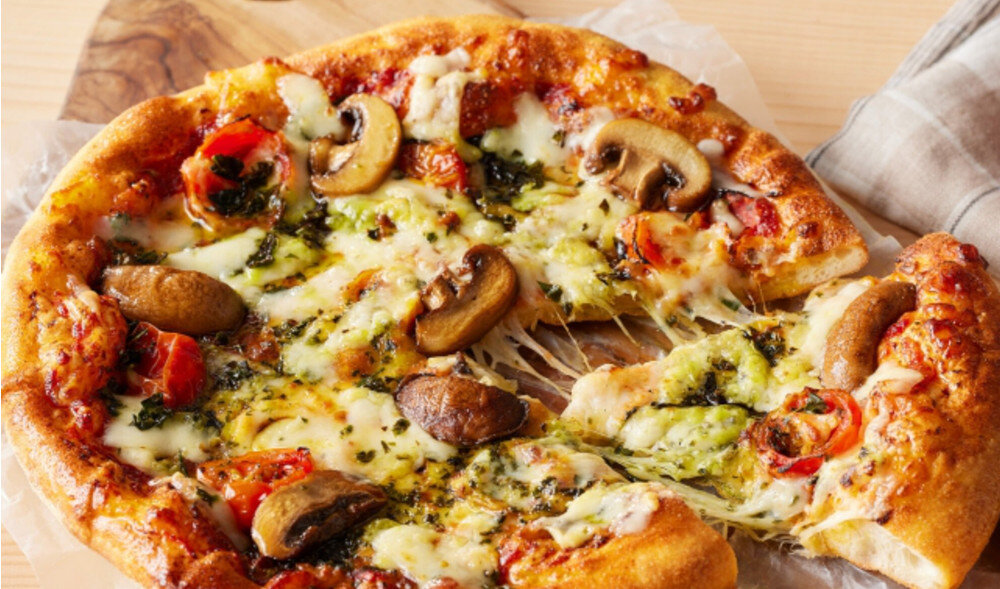 KUCHNIA MIKROFALOWA PANASONIC NN-GT21QWEPG Apetyczna pizza na puszystym, złocistym cieście, obficie zapieczona serem, z widocznymi plasterkami pieczarek, kawałkami pomidorów i ziołami, z jednym kawałkiem odciąganym na ciągnącym się serze chrupkie potrawy szybkie zrumienienie złocista powierzchnia funkcja grilla połączenie z podgrzewaniem ruszt do potraw ustawienie jedzenia szybkie efekty gotowania codzienna wygoda