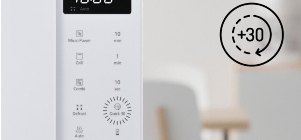 KUCHNIA MIKROFALOWA PANASONIC NN-GT21QWEPG Zbliżenie na panel sterowania mikrofalówki Panasonic z wyświetlaczem 10:00, przyciskami Micro Power, Grill, Combi, Defrost i funkcją Quick 30, obok graficzna ikona „+30 sekund” szybkie gotowanie przycisk Quick 30 interwały 30 sekund do 5 minut wysoka moc 800 W łatwa obsługa szybkie podgrzewanie wygoda codzienne użytkowanie