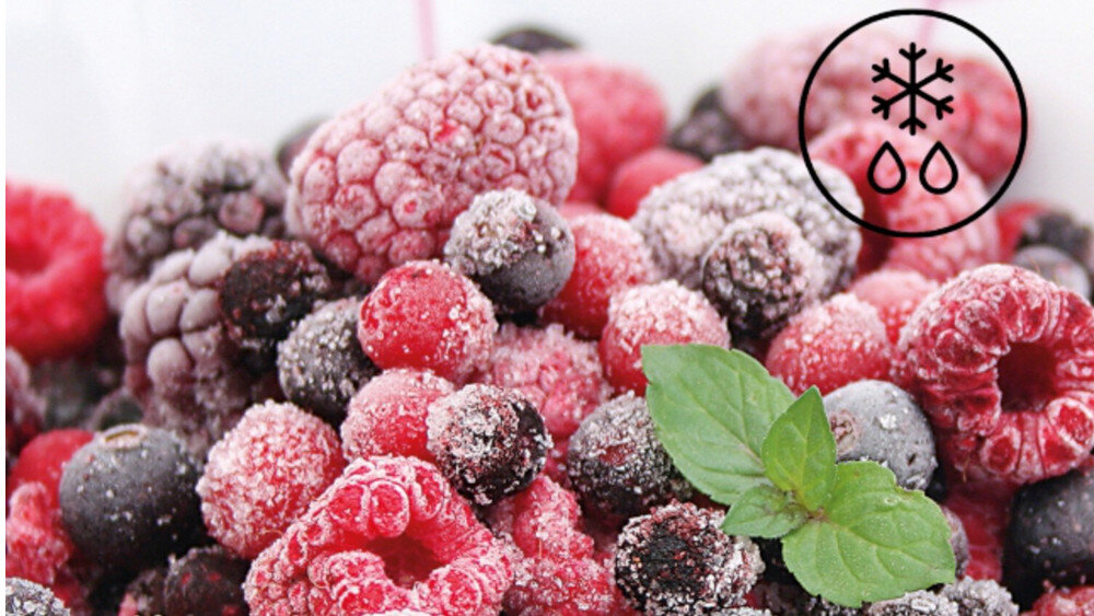 KUCHNIA MIKROFALOWA PANASONIC NN-GT21QWEPG Zbliżenie na mrożone owoce jagodowe pokryte kryształkami lodu (maliny, jeżyny, borówki) z zielonym listkiem mięty na pierwszym planie oraz ikoną płatka śniegu z kroplami wody w prawym górnym rogu automatyczne rozmrażanie 3 programy szybkie rozmrażanie małe i duże porcje zachowanie konsystencji zachowanie smaku wygoda codzienne użytkowanie łatwa obsługa