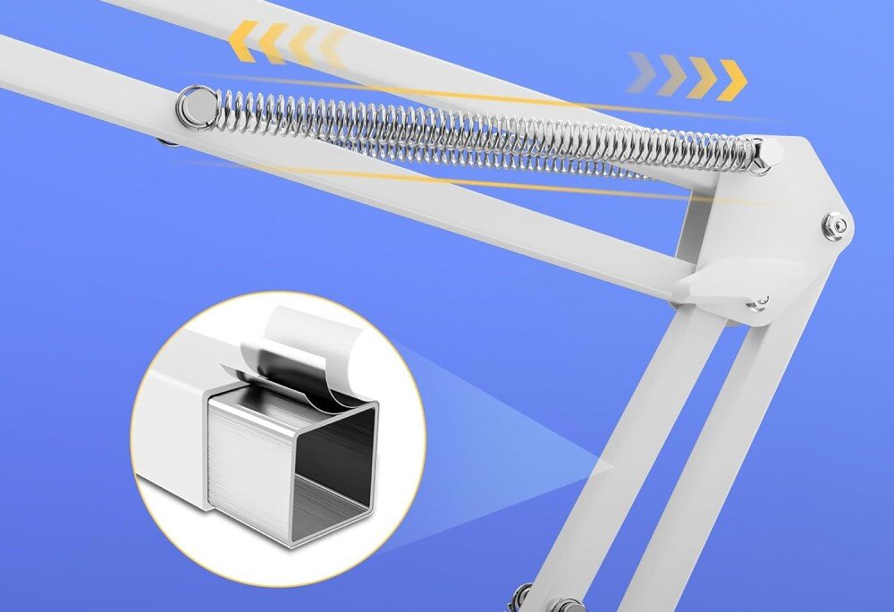 Obraz przedstawia biały uchwyt do mikrofonu z widoczną sprężyną i metalowym profilem w powiększeniu. Tło jest niebieskie z żółtymi strzałkami wskazującymi kierunek ruchu.