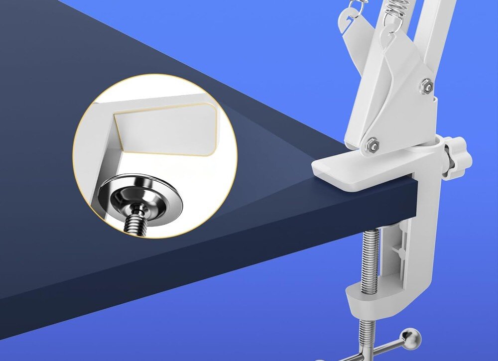 Biały uchwyt do mikrofonu zamocowany na krawędzi stołu z niebieskim tłem. W okrągłym powiększeniu pokazano szczegół mocowania z metalową śrubą.