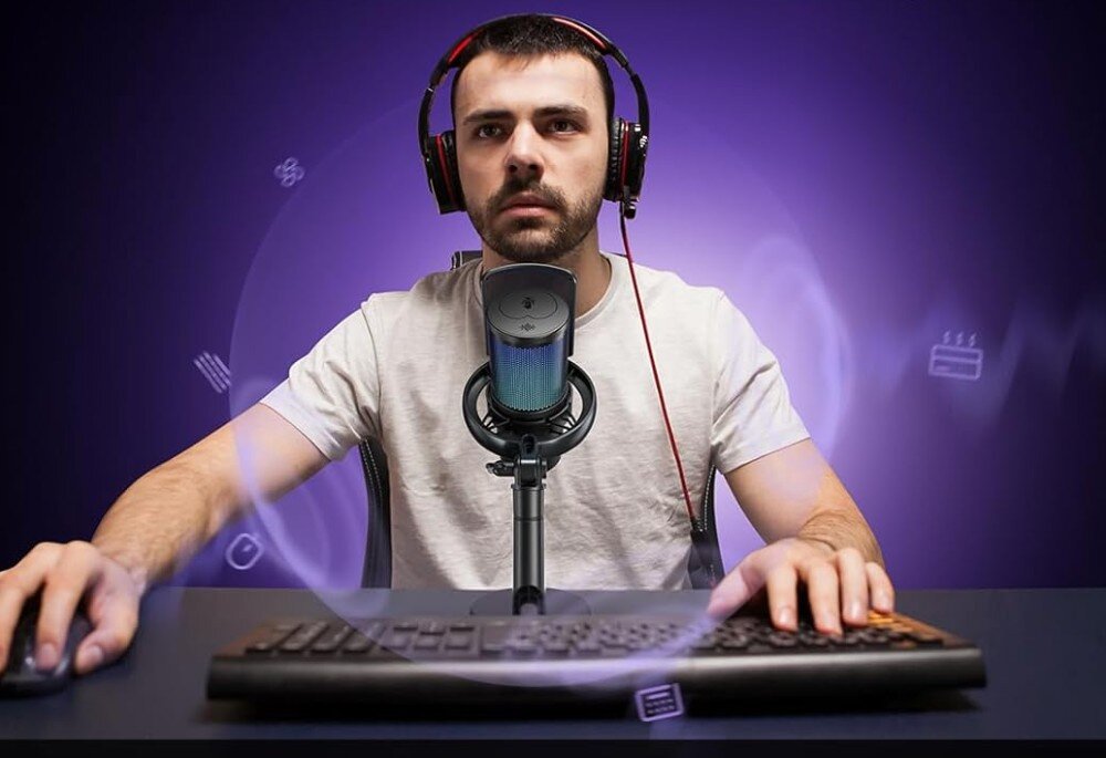 Mikrofon MAONO DM40 Pro Mężczyzna grający w gry przed czarnym mikrofonem z podświetleniem RGB