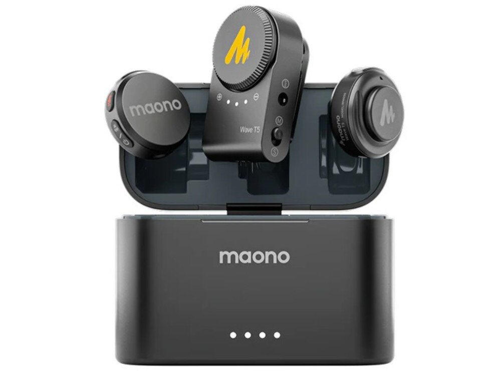 Na obrazie widoczny jest system bezprzewodowy z trzema elementami umieszczonymi w otwartym etui. Na etui i jednym z elementów widnieje napis \'maono\', a na innym elemencie logo w kształcie litery \'M\'.