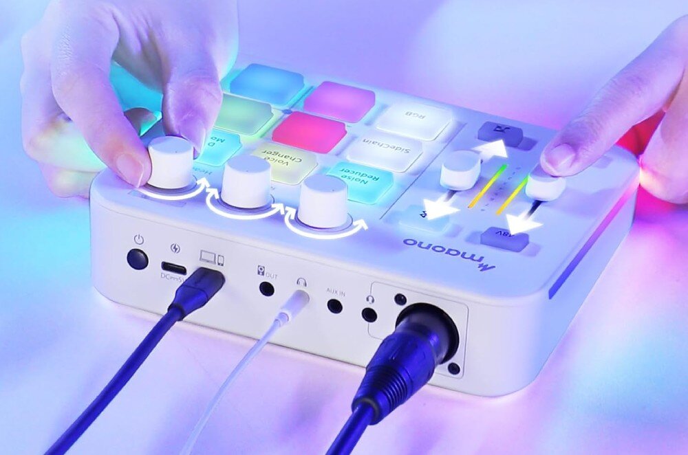 Kontroler do produkcji muzycznej i podcastów MAONO G1 Neo widok z tyłu na podłączone kable do białego kontrolera audio, gdzie ręce użytkownika regulują trzy pokrętła na górze i dwa suwaki po lewej stronie panelu