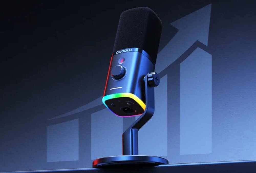 Mikrofon MAONO PD100X Czarny mikrofon zamocowany na statywie, przedstawiony pod katem od dolu. Na spodzie obudowy widoczne sa gniazda XLR, USB-C oraz minijack, a calosc podswietla kolorowy pierscien RGB