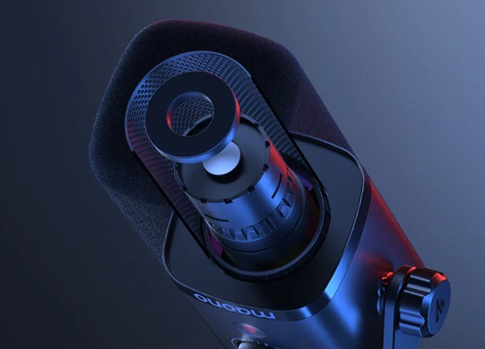 Mikrofon MAONO PD100X Zblizenie na wnetrze mikrofonu z czesciowo zdjeta oslona, pokazujace warstwowa budowe kapsuly dynamicznej. Konstrukcja jest oswietlona punktowo czerwonym i niebieskim swiatlem na ciemnym tle