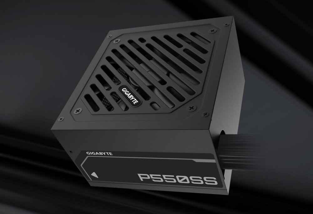 Komputer XQUANTUM XQR5R16S1TB-XA31D Zasilacz z logo producenta i oznaczeniem 'P550SS', widoczne otwory wentylacyjne i podłączony kabel, zasilacz, moc, sprawność, zabezpieczenia