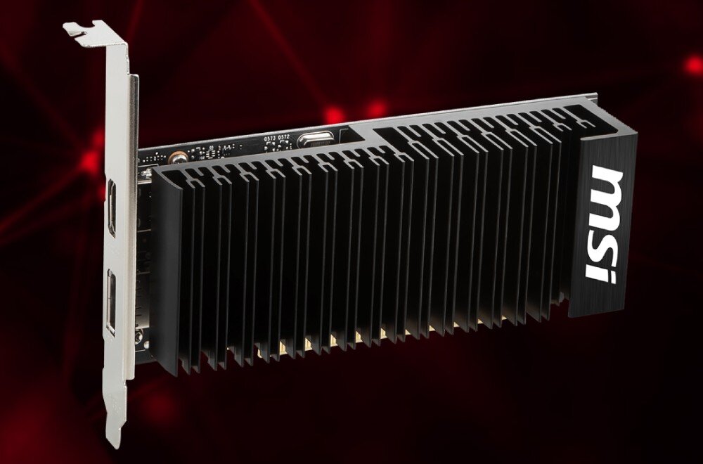 Komputer XQUANTUM XQI5R16S1TB-XI22WP Niskoprofilowa karta graficzna z dużym czarnym radiatorem i logo 'msi' po prawej stronie, widoczne złącza wideo po lewej, karta graficzna, pasywne chłodzenie, pamięć VRAM