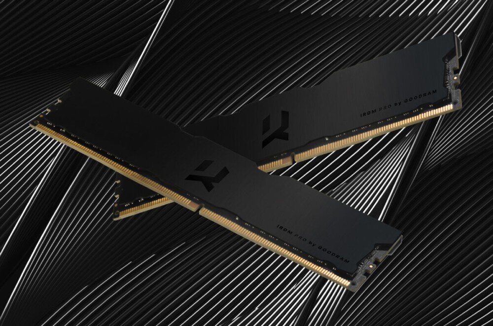 Komputer MAD DOG DIAXID605F-I21WB16WP Dwa moduły pamięci RAM o czarnych radiatorach ułożone na tle złożonym z geometrycznych, czarno-białych wzorów, pamięć, taktowanie, opóźnienia, radiatory