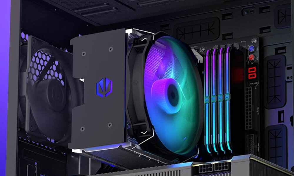 Komputer MAD DOG ENDORFY500ARGB-A32DR32 Chłodzenie procesora z podświetleniem RGB, zamontowane w obudowie komputera wraz z modułami pamięci RAM i systemem wentylacji, chłodzenie procesora, radiator, podświetlenie ARGB