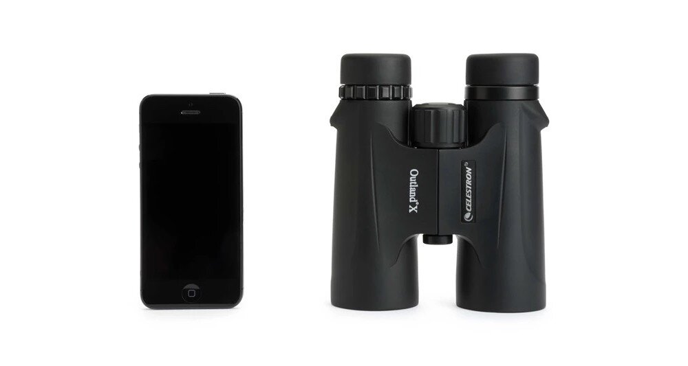 Lornetka Celestron Outland X 10x42 porównanie wymiarów ze smartfonem