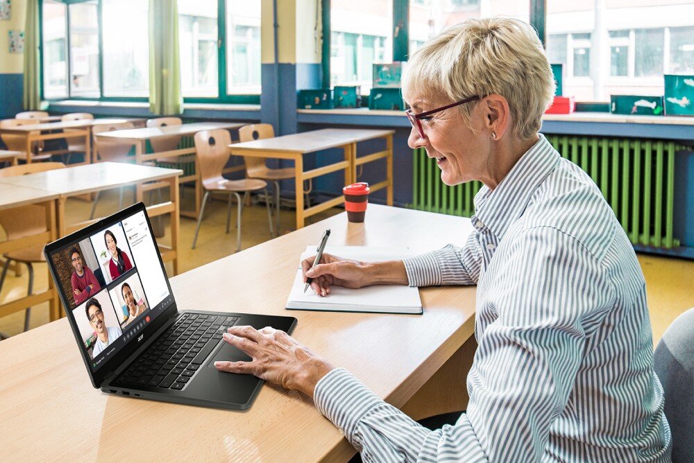 Laptop ACER Chromebook 514 C937-TCO-C9MW Kobieta z krótkimi siwymi włosami siedzi przy szkolnej ławce, korzysta z laptopa podczas wideokonferencji z czterema osobami, budowa, waga, wielkość, bateria