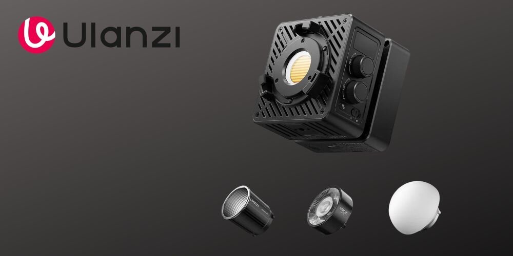 Lampa LED podłączona do zasilania oraz powerbanku przez przewody USB-C, obok leży smartfon na blacie