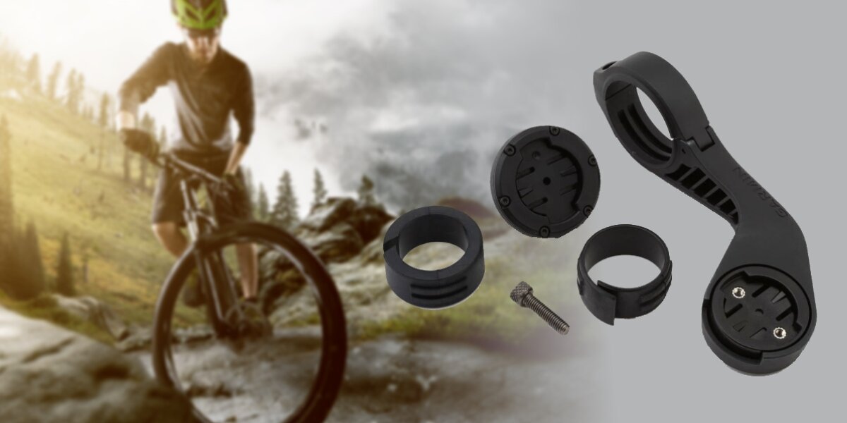  osoba na rowerze w kasku na tle gór obok zestaw montażowy bezpieczny montaż na rower