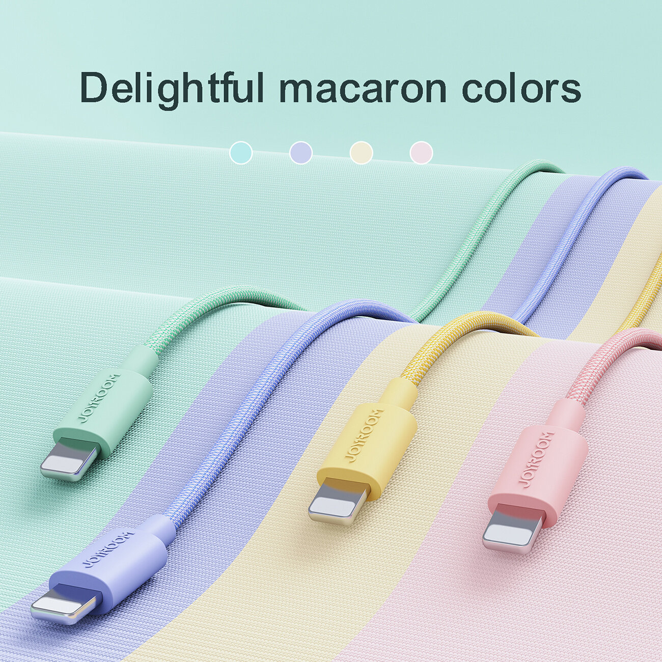 Na obrazie widoczne są cztery kable USB-A-Lightning w pastelowych kolorach: zielonym, niebieskim, żółtym i różowym. Nad kablami znajduje się tekst: \'Delightful macaron colors\'.