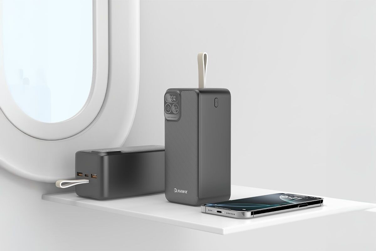 HAWK HW-PB50000 identyfikuje typ podłączonego urządzenia dopasowuje sposób ładowania napięcie smartfonów z Androidem, urządzeń Apple, akcesoriów - powerbank pionowo i poziomo na półce, obok smartfon