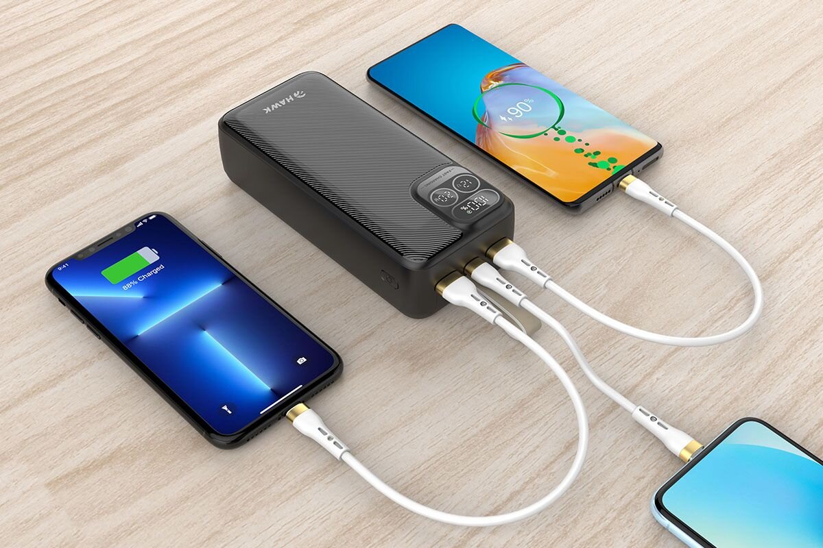 HAWK HW-PB30000 Power Delivery do 22,5 W Quick Charge 3.0 do 18 W automatycznie dobiera parametry zasilania - trzy urzadzenia podpięte do powerbanka