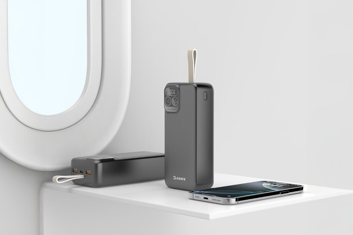 HAWK HW-PB30000 identyfikuje typ podłączonego urządzenia dopasowuje sposób ładowania napięcie smartfonów z Androidem, urządzeń Apple, akcesoriów - powerbank pionowo i poziomo na półce, obok smartfon