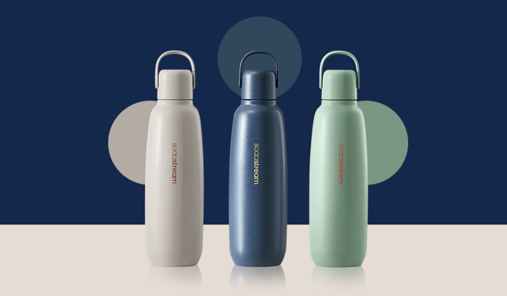 BUTELKA TERMICZNA SODASTREAM DO GAZOWANIA WODY MIĘTA 0.9L ciemne tło trzy butelki beżowa granatowa i miętowa zakrętki uchwyty Odporna i stylowa na spacer rower weekendowy wypad ulubiony napój Miętowy akcent skompletowanie kolekcji dobieranie kolorów do nastroju wygoda funkcjonalność ergonomiczny kształt szczelna konstrukcja poręczny uchwyt urzekający design odpowiednia na każda okazję pomysł na prezent trwałe elegancka wielorazowa design wygoda