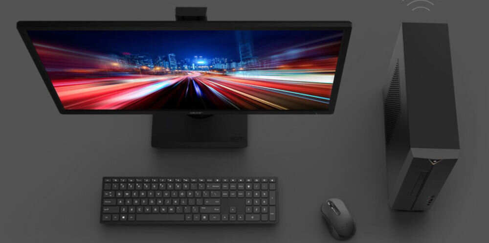 Komputer ACER Aspire XC-1780 i7-13700 16GB RAM 512GB SSD Wi-Fi Windows 11 Professional prezentacja komputera od góry obok monitor myszka i klawiatura na szarym tle klawiatura, mysz i kabel zasilający w zestawie usprawnienie instalacji