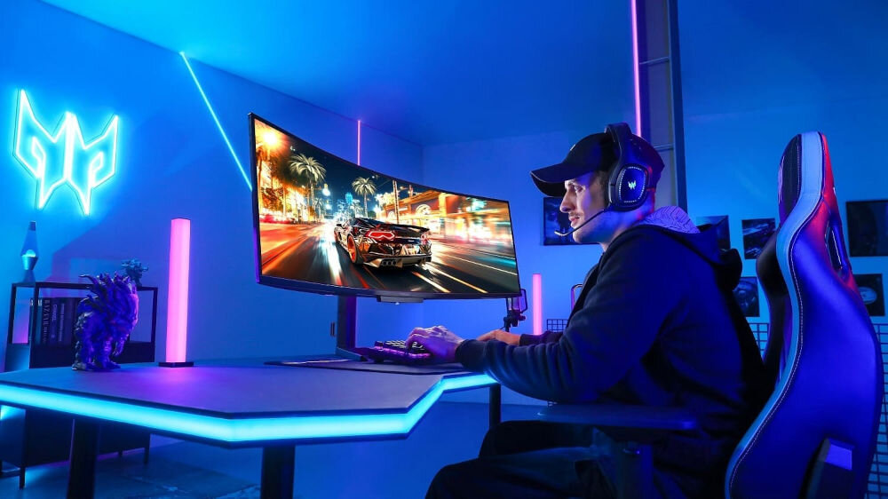 Komputer ACER Predator Orion 5000 PO5-660 Ultra 7-265F 32GB RAM 1TB SSD GeForce RTX5070 DLSS 4 Wi-Fi Windows 11 Home mężczyzna grający w grę w pokoju gamingowym automatyczne nagrywanie ważnych momentów z gry dzięki Acer ProCam