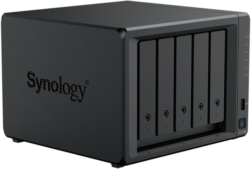 Serwer plików SYNOLOGY DS1525+ Czarne urządzenie sieciowe z pięcioma pionowymi zatokami na dyski, logo producenta znajduje się po lewej stronie obudowy, przeznaczenie, zatoki, procesor, wydajność