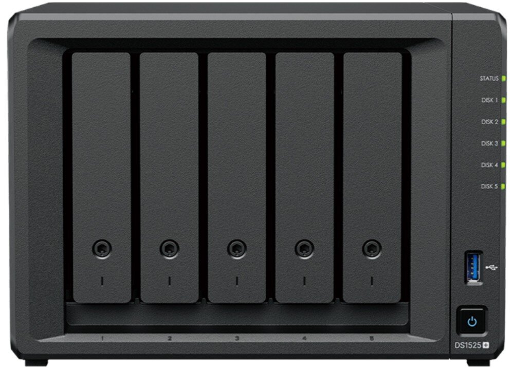Serwer plików SYNOLOGY DS1525+ Widok z przodu czarnego urządzenia z pięcioma zatokami na dyski oraz przyciskiem zasilania i portem USB po prawej stronie, dostęp do plików, wersjonowanie, funkcje