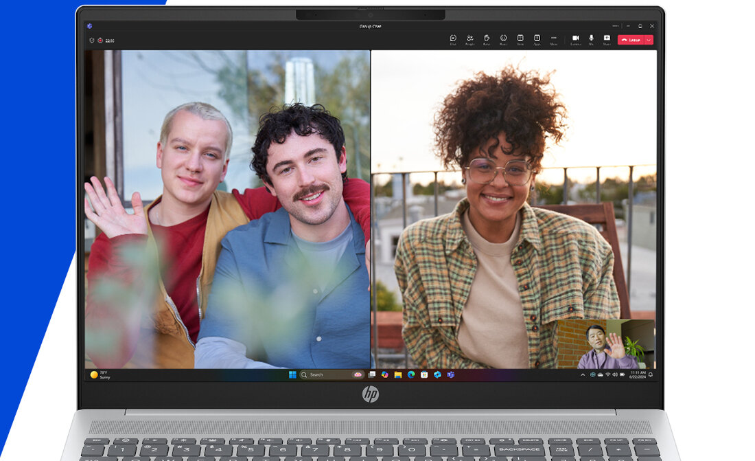Laptop HP OmniBook z wideokonferencją na ekranie pokazującą cztery uczestników w różnych lokalizacjach - Kamera HP TrueVision FHD 1080p 