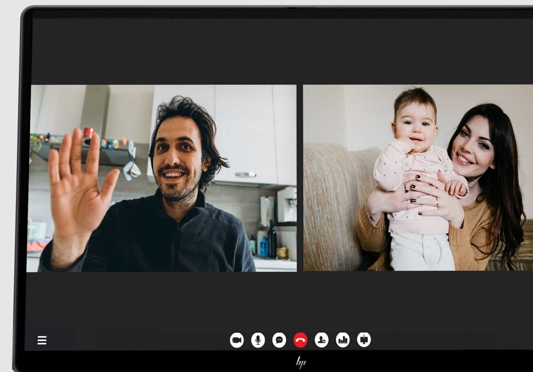 Ekran laptopa HP OmniBook Ultra Flip z dwoma osobami podczas rozmowy wideo.   kamera o rozdzielczości 9 MP z funkcjami AI ISP i HDR Auto Switch   