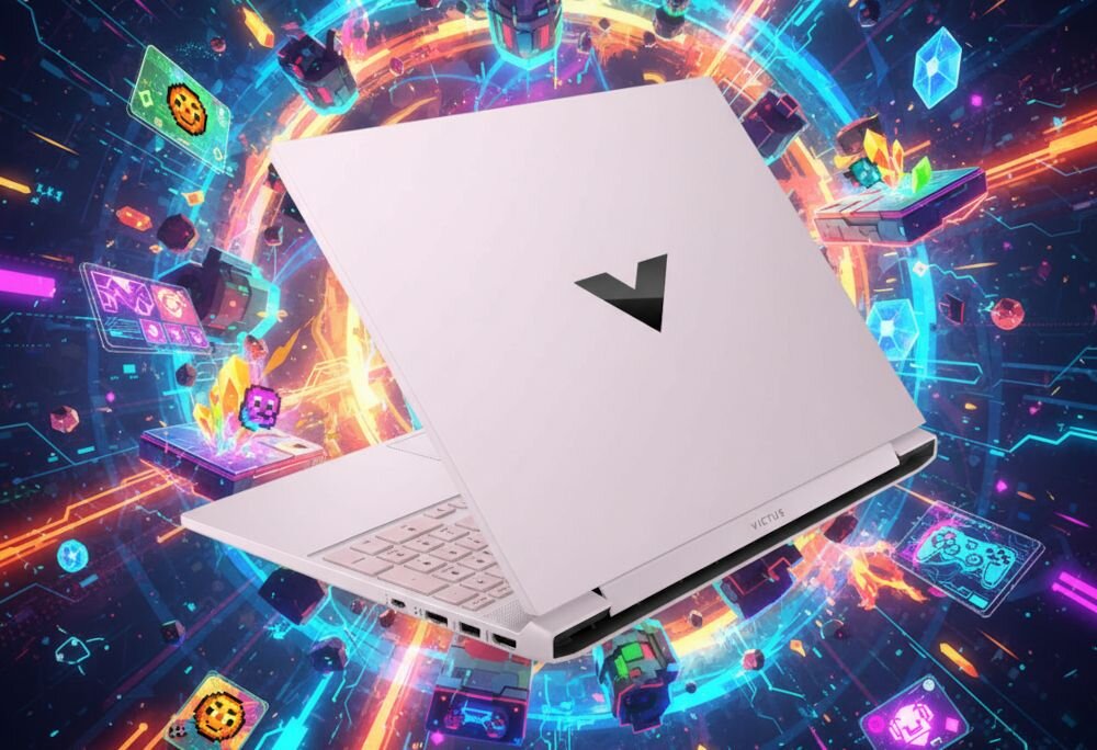 Laptop HP Victus 15 - Mężczyzna w słuchawkach, siedzący na krześle, korzysta z laptopa. Pojemna bateria, HP Fast Charge