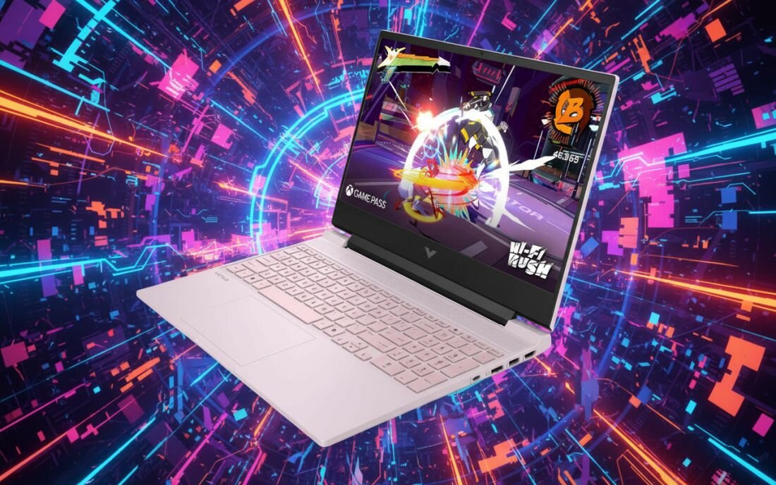Laptop HP Victus 15 - Mężczyzna w słuchawkach siedzi na krześle, używając laptopa do pracy. Pamięć DDR5, Dysk SSD PCIe NVMe 4.0