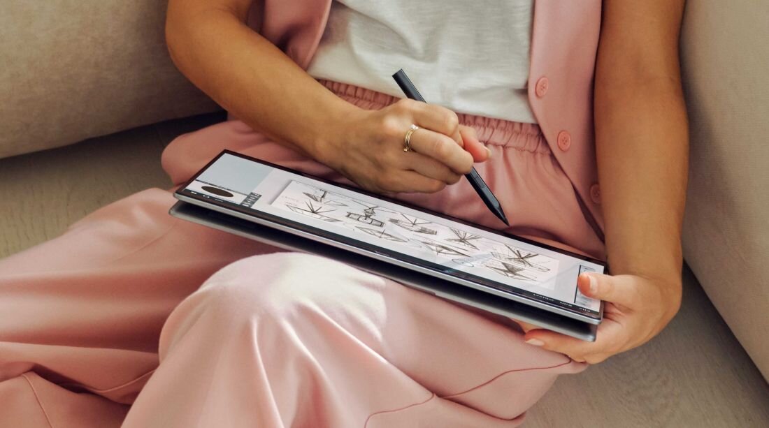 Kobieta korzysta z tabletu HP OmniBook Ultra Flip, pisząc na jego powierzchni. Intuicyjna technologia dotykowa, certyfikat Eyesafe