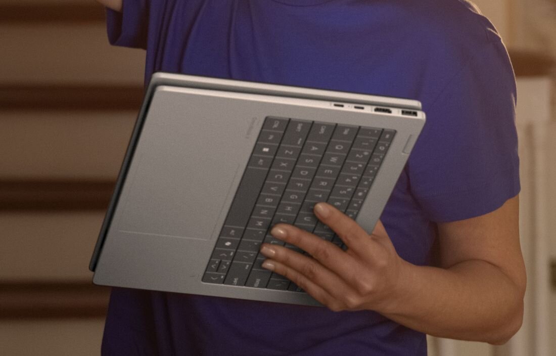 Mężczyzna z laptopem HP OmniBook oraz rowerem, scena przed wejściem do kawiarni z charakterystycznym oznaczeniem rowerowym. - podświetlana klawiatura z białym podświetleniem LED
