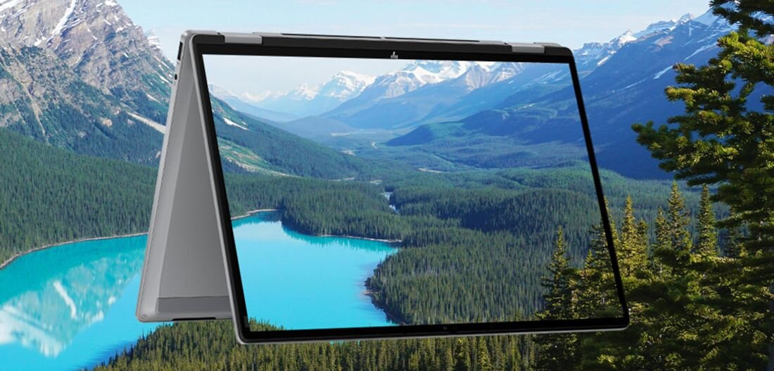 Laptop HP OmniBook w trybie namiotu na tle górskiego krajobrazu z jeziorem oraz lasem, panoramiczny widok natury. - DCI-P3 100% HDR 500 Low Blue Light