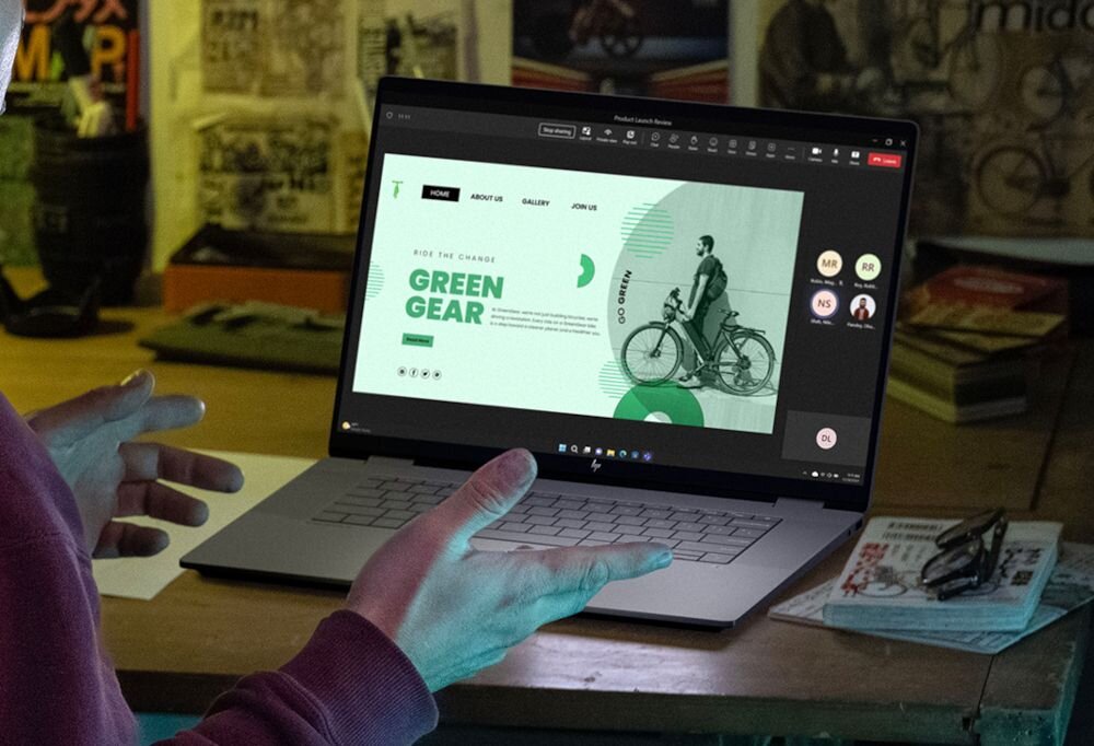 Prezentacja ekranu laptopa HP OmniBook z prezentacją Green Gear podczas spotkania online, otoczenie w klimacie rowerowym.