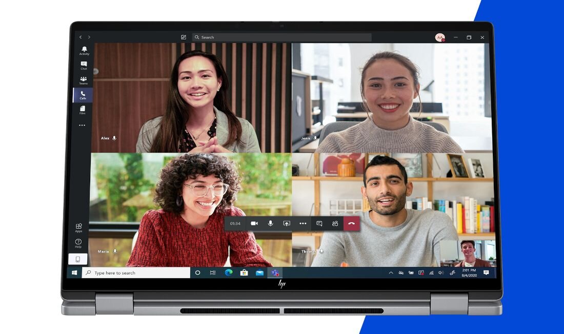 Wideokonferencja na laptopie HP OmniBook na kuchennym blacie, w tle akcesoria i notatniki. - Kamera na podczerwień IR Kamera Poly Pro z AI