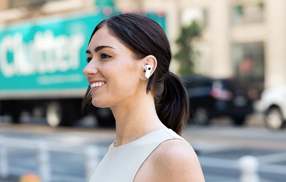 Słuchawki dokanałowe EDIFIER NeoBuds Pro 3 ANC, główny nagłówek, kontrola dźwięku, komfort słuchania, osoba z założonymi słuchawkami dokanałowymi