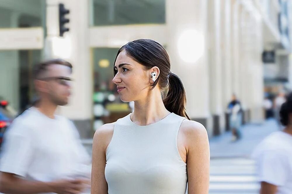 EDIFIER NeoBuds Pro 3 ANC, hybrydowe przetworniki, DSP, Hi-Res Audio Wireless, LHDC 5.0, osoba z założonymi słuchawkami dokanałowymi