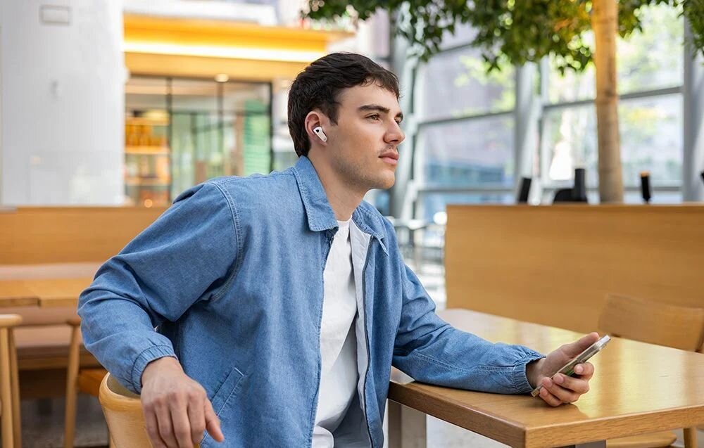 EDIFIER NeoBuds Pro 3 ANC, Spatial Audio, żyroskop, akcelerometr, realistyczne wrażenia przestrzenne, osoba z założonymi słuchawkami dokanałowymi