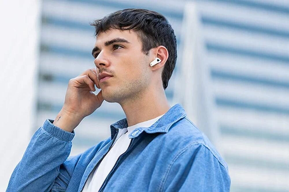 EDIFIER NeoBuds Pro 3 ANC, Bluetooth 5.4, LHDC 5.0, LDAC, SBC, bezstratny dźwięk, osoba z założonymi słuchawkami dokanałowymi