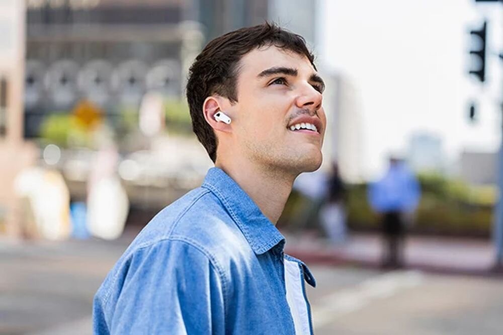 EDIFIER NeoBuds Pro 3 ANC, 36 h bez ANC, 24 h z ANC, szybkie ładowanie 15 min, osoba z założonymi słuchawkami dokanałowymi