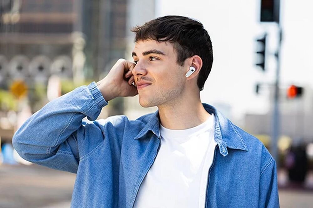 EDIFIER NeoBuds Pro 3 ANC, sterowanie dotykowe, czujnik zbliżeniowy, automatyczne wstrzymanie muzyki, osoba z założonymi słuchawkami dokanałowymi