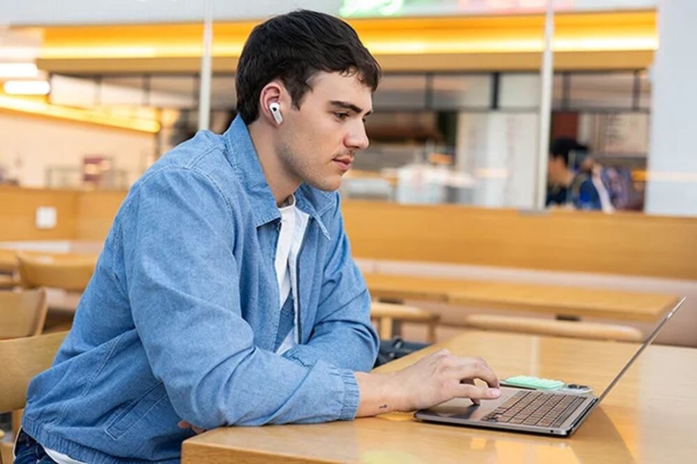 EDIFIER NeoBuds Pro 3 ANC, 80 ms latencja, multipoint, Google Fast Pair, synchronizacja audio, osoba z założonymi słuchawkami dokanałowymi