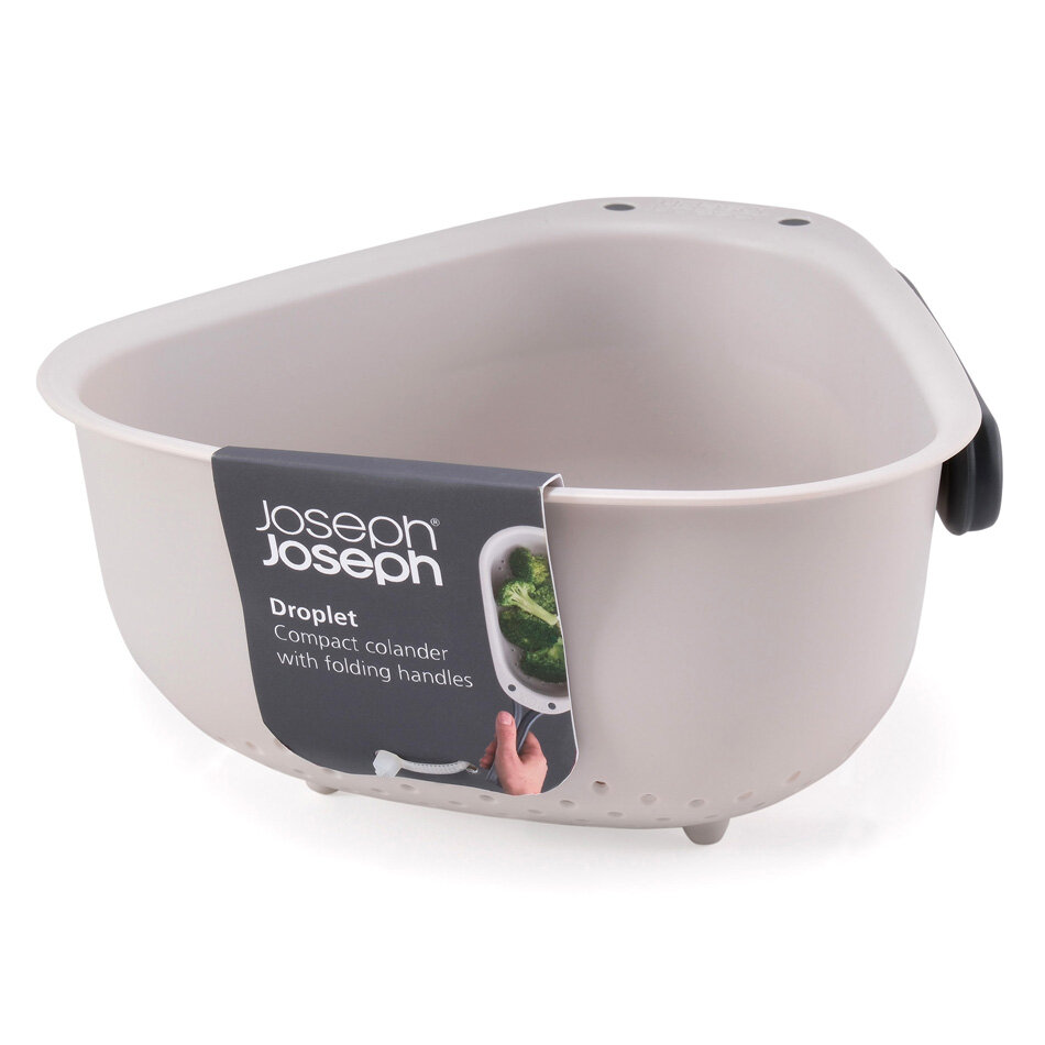 Na obrazie znajduje się składany durszlak w kolorze jasnoszarym z uchwytami. Na etykiecie widnieje napis: \'Joseph Joseph Droplet Compact colander with folding handles\'.