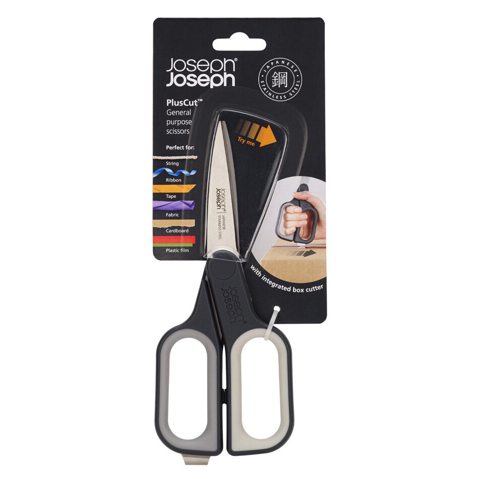 Na obrazie widoczne są nożyczki w opakowaniu z napisem \'Joseph Joseph PlusCut General purpose scissors\'. Opakowanie zawiera również informacje o zastosowaniach nożyczek oraz ilustrację pokazującą ich użycie.