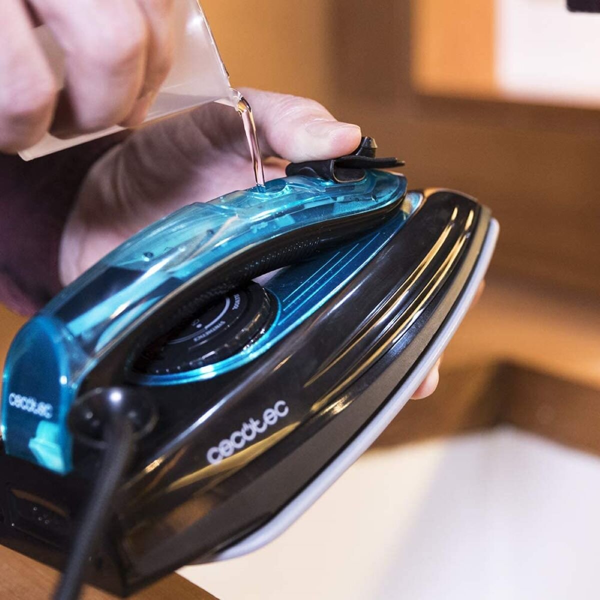 Żelazko CECOTEC GoForce 8000 Folding Titanium estetyka tkaniny