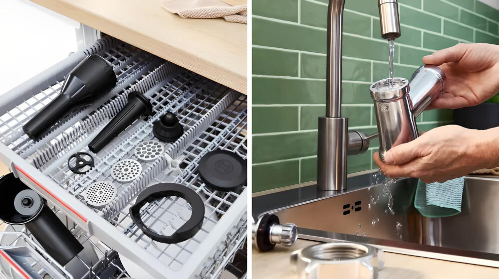 Po lewej stronie widoczne są części maszynki do mięsa ułożone w zmywarce. Po prawej stronie osoba myje jedną z części maszynki pod bieżącą wodą w zlewie z zielonymi kafelkami w tle.